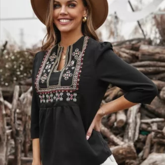 New 3/4 sleeve embroidered top - Picture 3 of 16